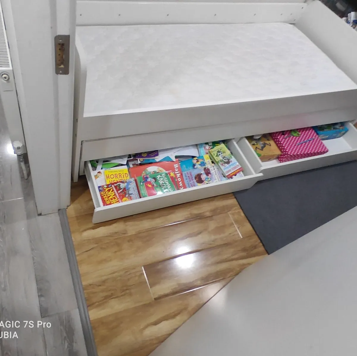 Single bed - Image 1