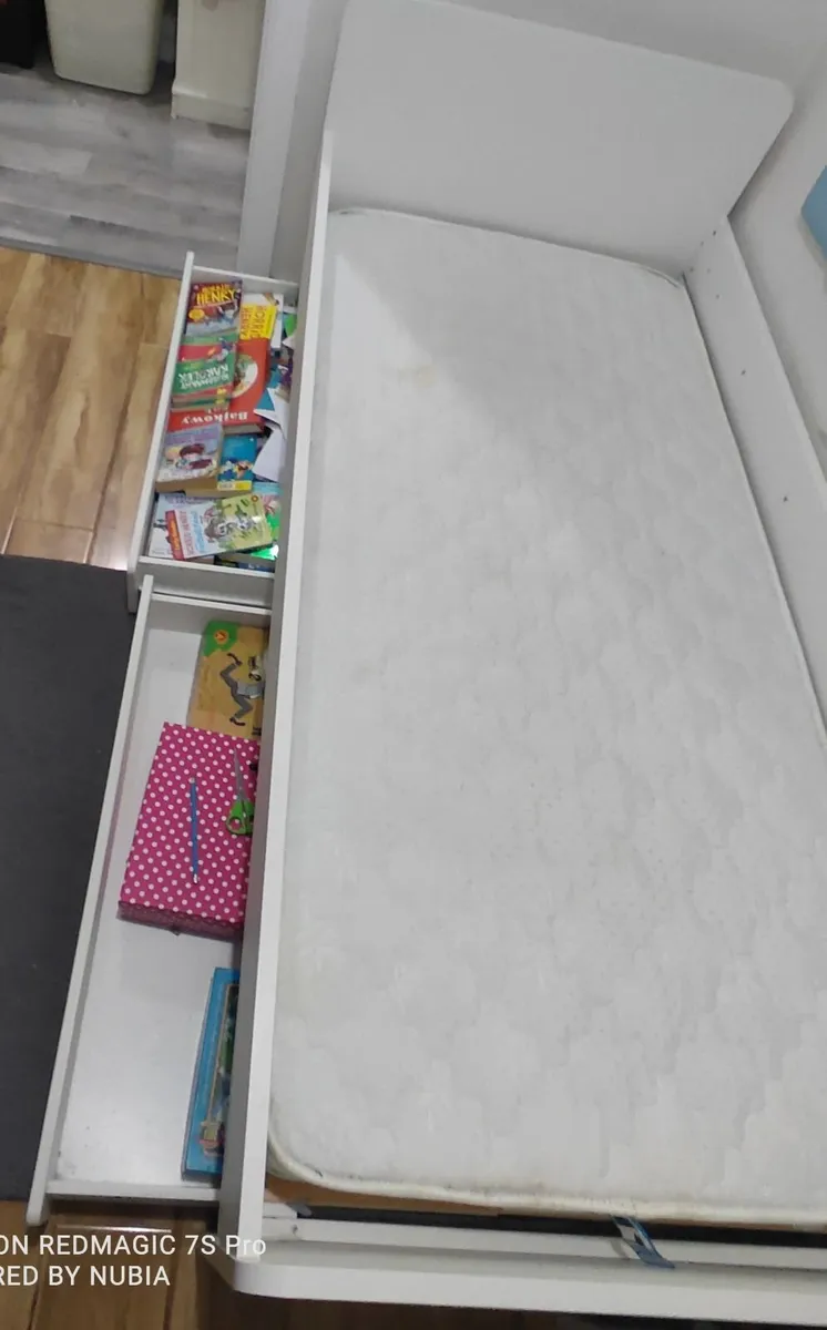 Single bed - Image 2