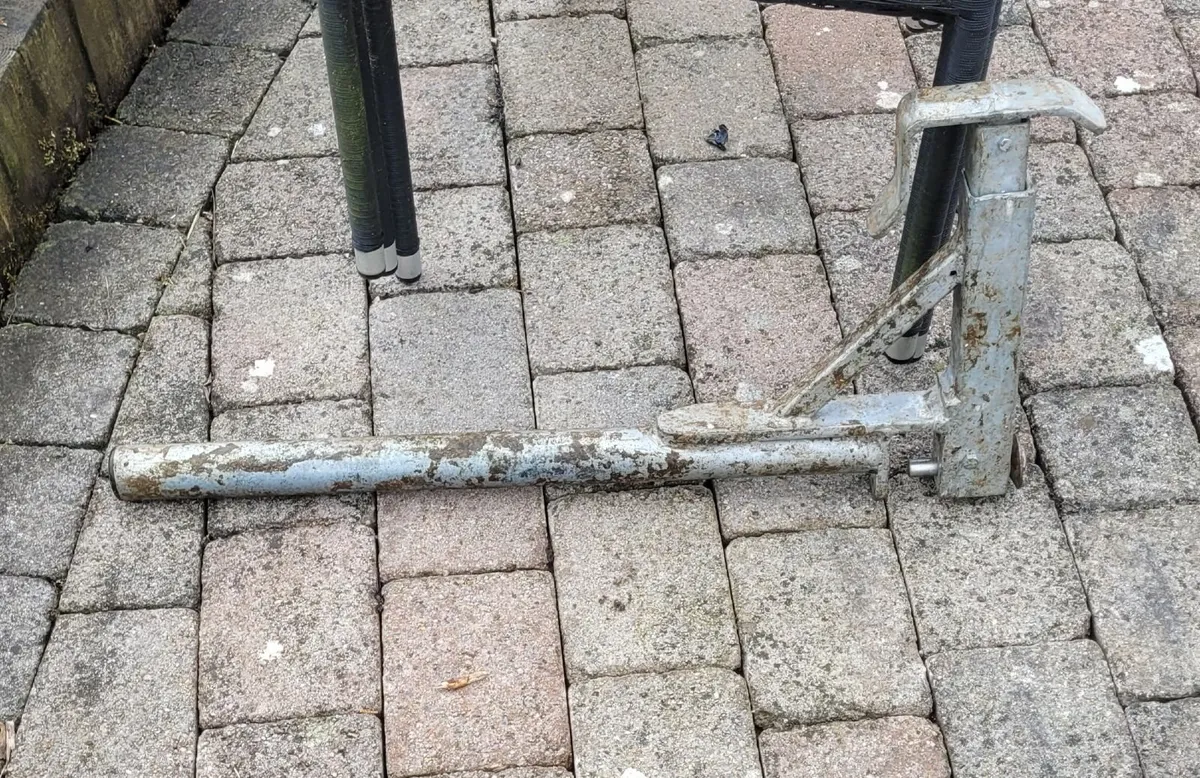 Cattle crush anti backing bar - Image 3