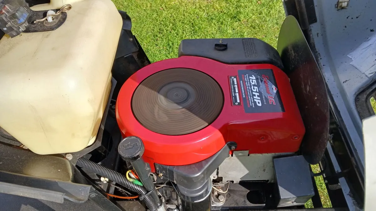 Tractor lawnmower - Image 1