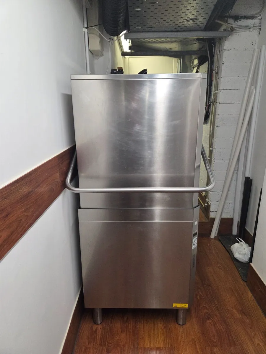 Passthrough dishwasher - Image 1