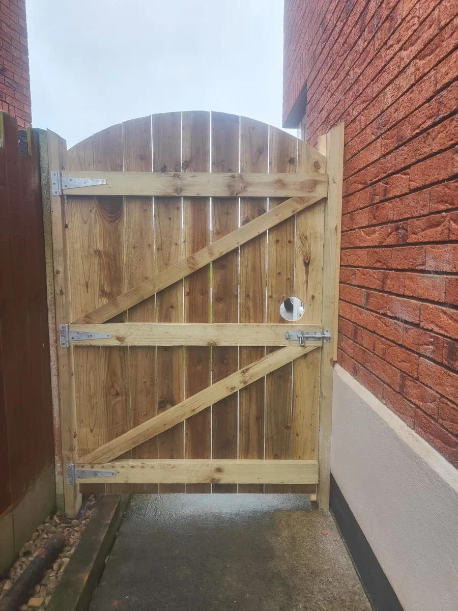 Side entrance gates - Image 3