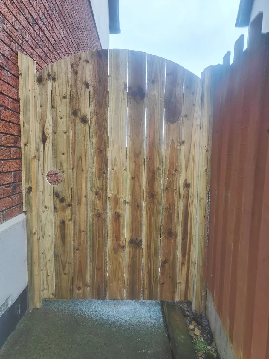 Side entrance gates - Image 1