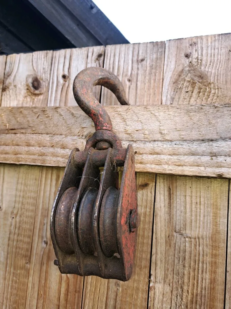 Old pulley block - Image 1