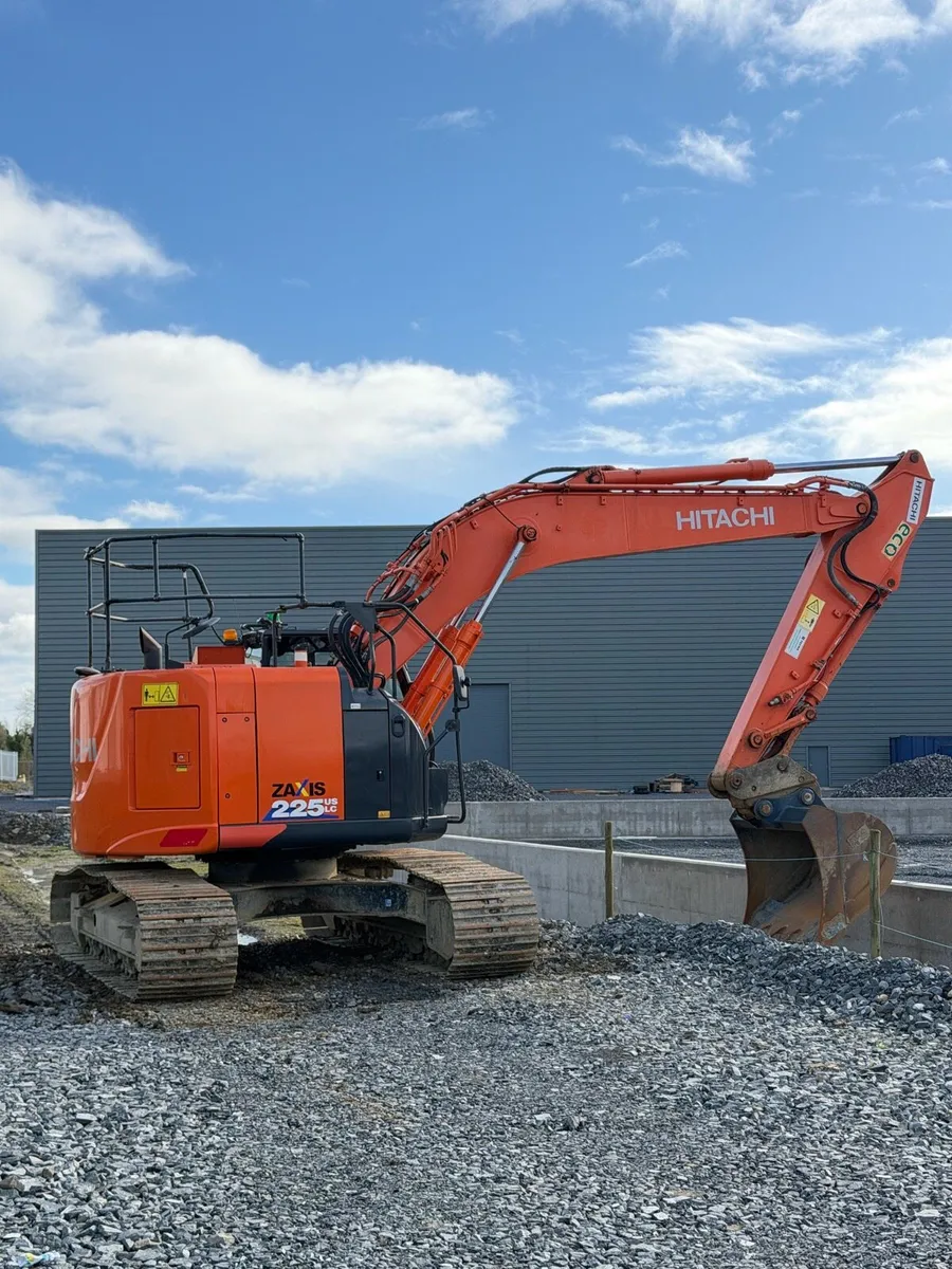 Hitachi ZAXIS 225-6 - Image 4