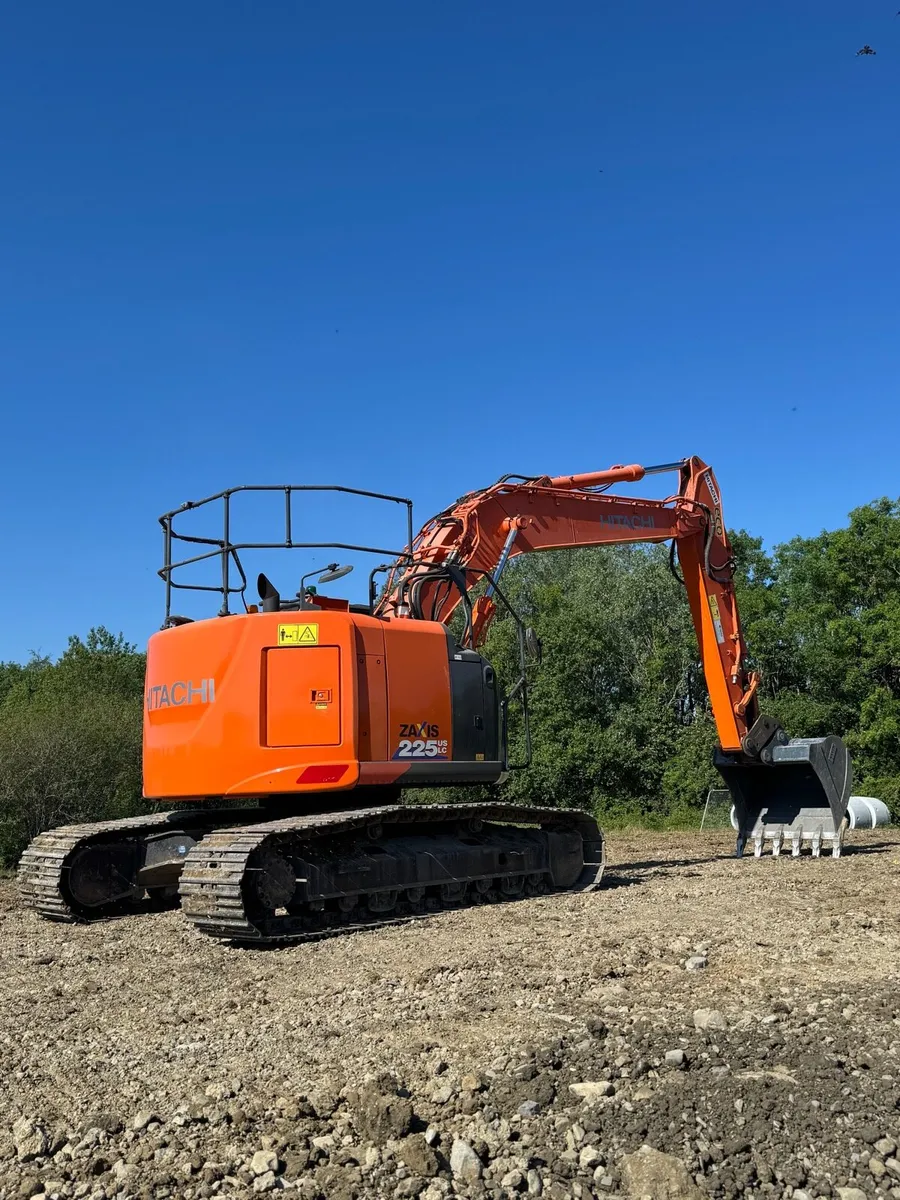 Hitachi ZAXIS 225-6 - Image 1