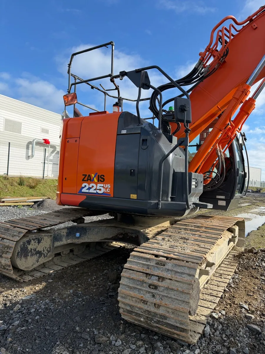 Hitachi ZAXIS 225-6 - Image 2