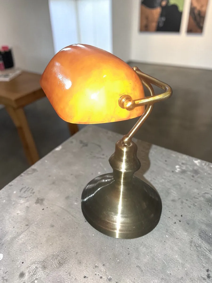 Marbled amber glass banker's lamp - Image 2