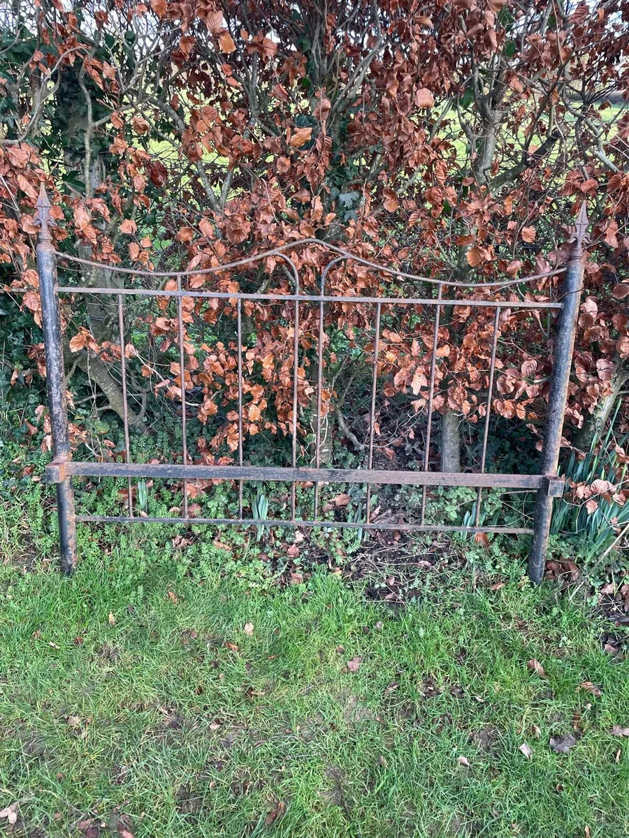 Old cast iron bed - Image 2