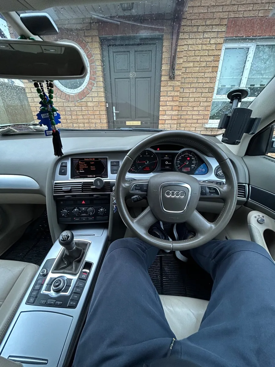 Audi A6  2011 - Image 2
