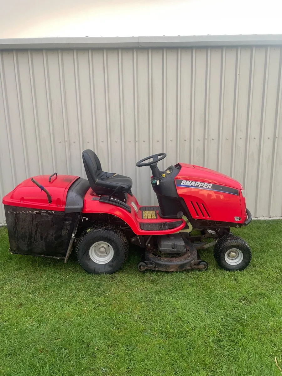 Snapper LT200 ride on mower - Image 1