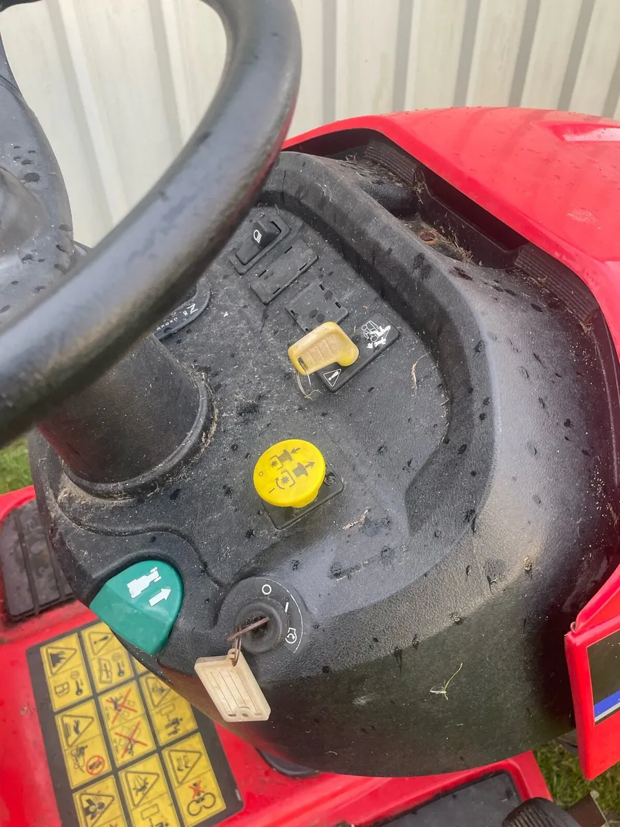 Snapper LT200 ride on mower - Image 3
