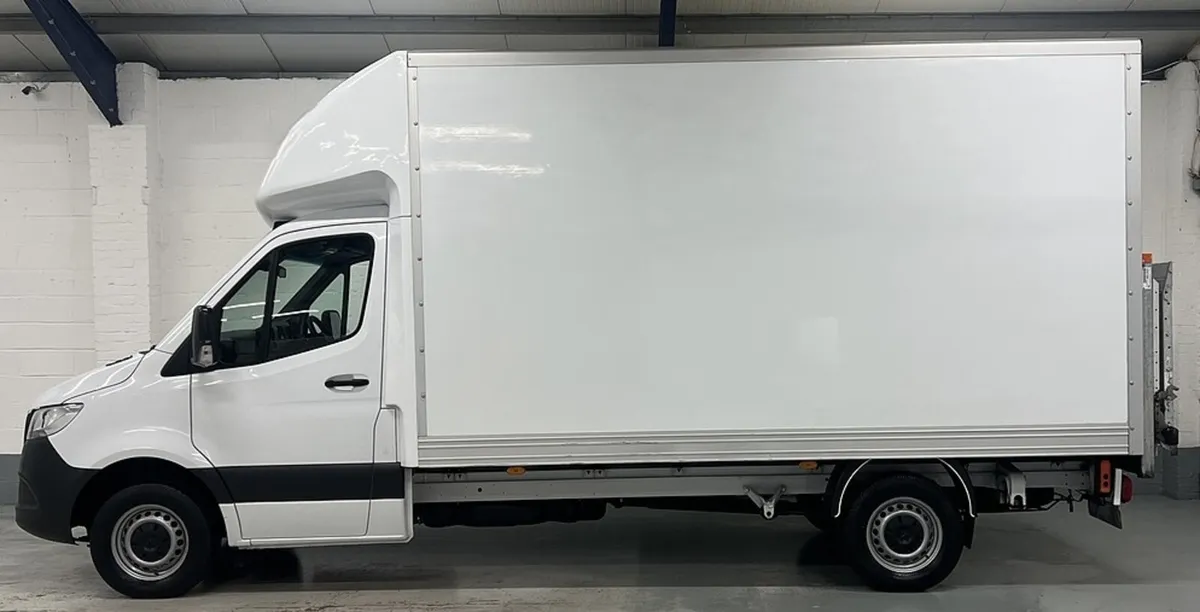 2022 Mercedes-Benz Sprinter Luton Box Van - Image 4