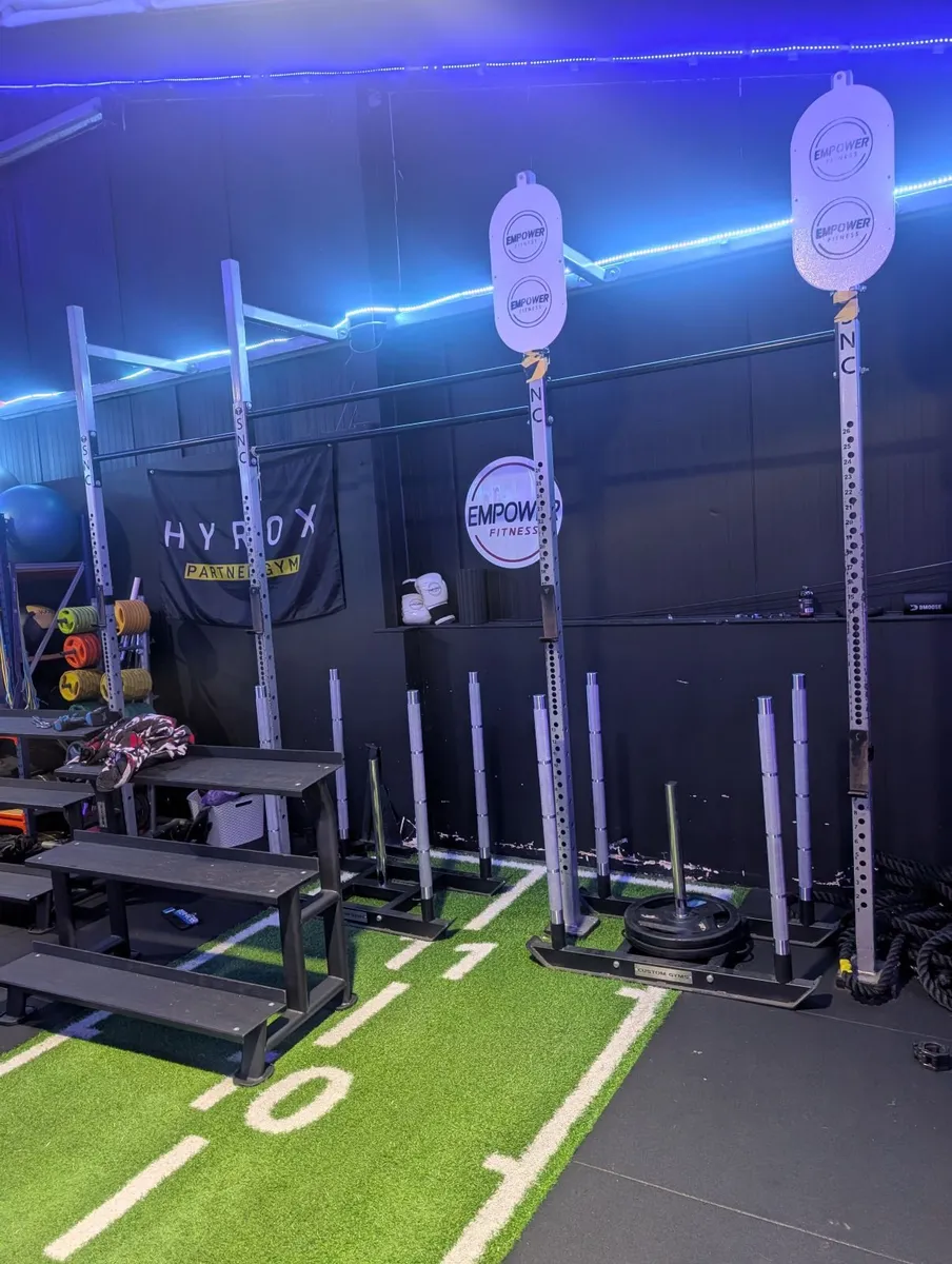 Power racks and wall mounted racks - Image 2