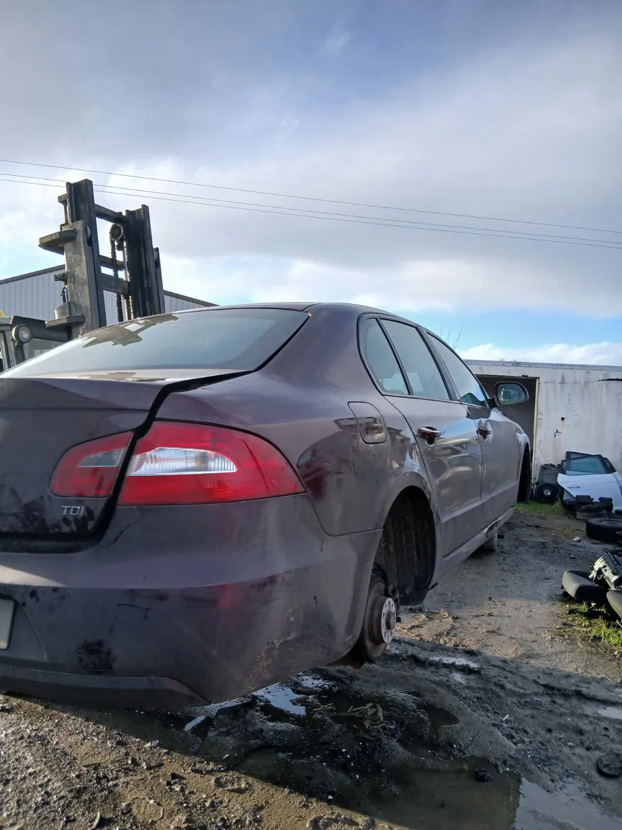 11 Skoda Superb BREAKING / PARTS - Image 4