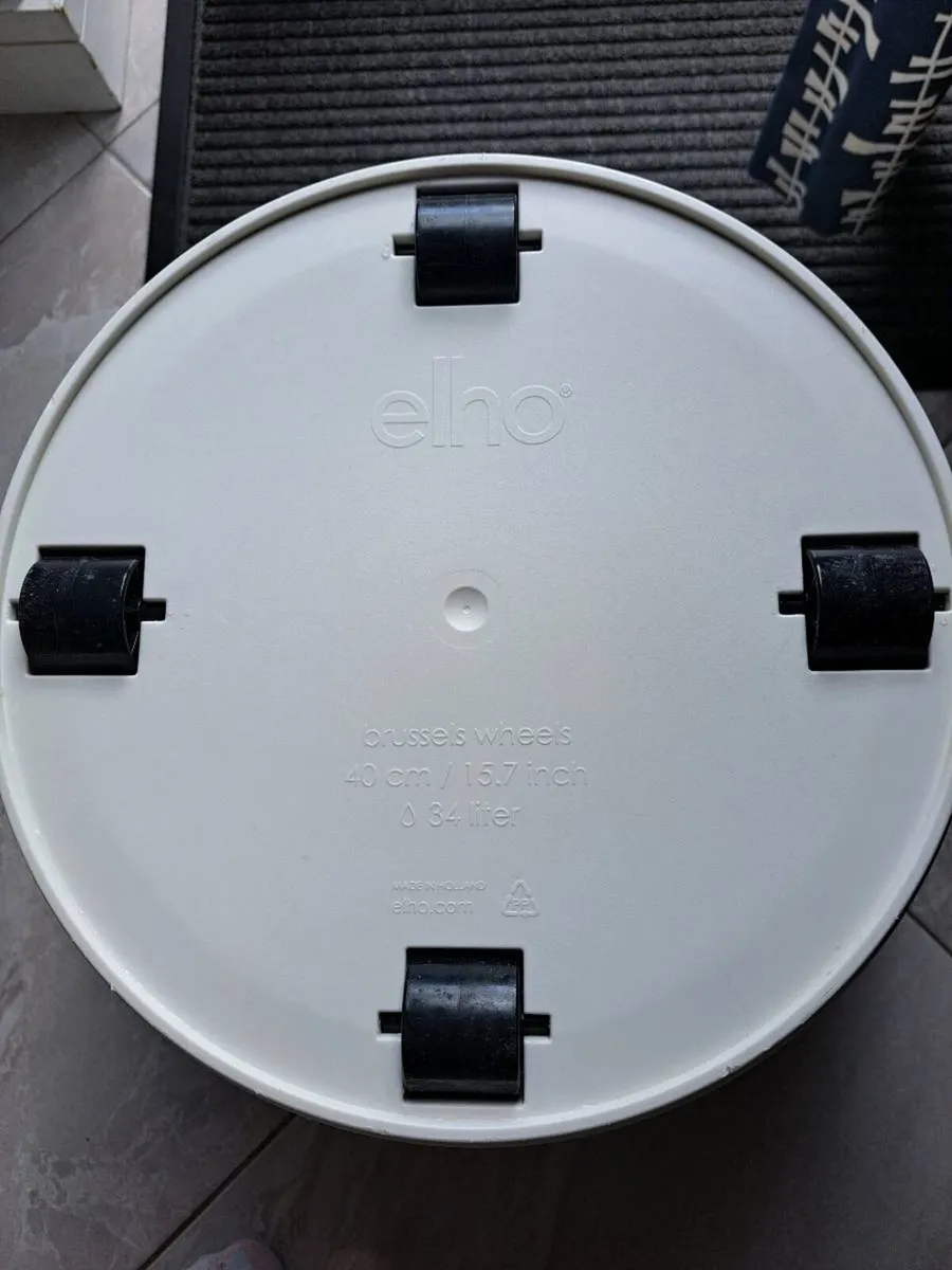Large white Planter with wheels - Image 2