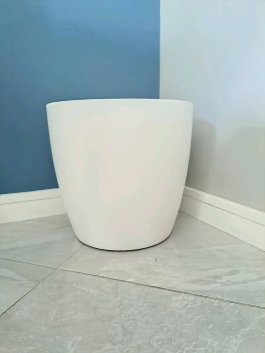 Large white Planter with wheels - Image 1