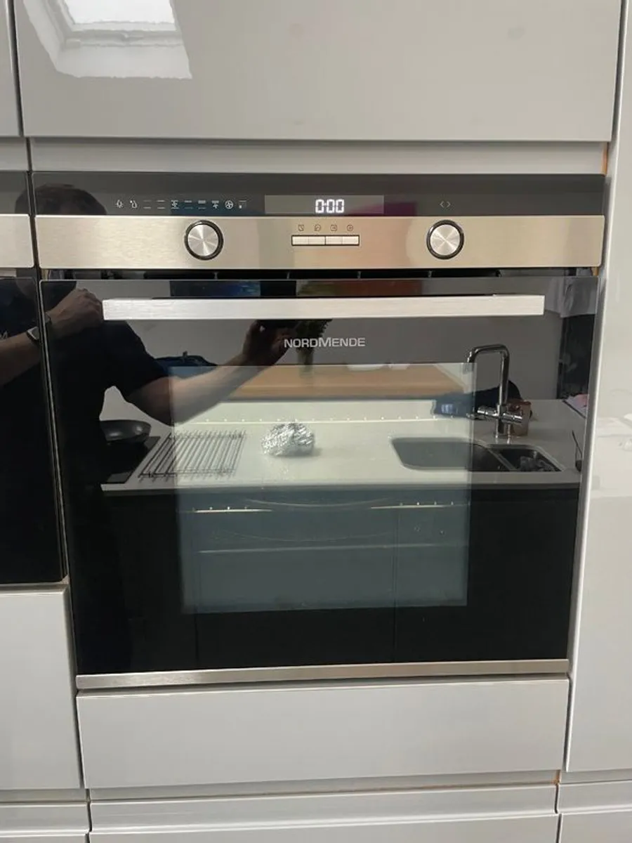 Single pyrolytic oven - Image 1
