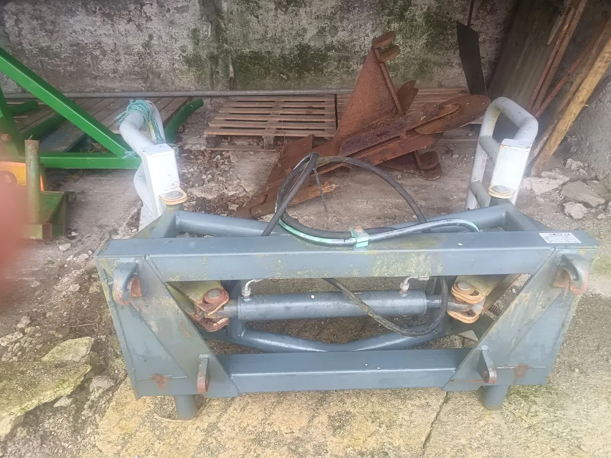 Bale lifters - Image 1