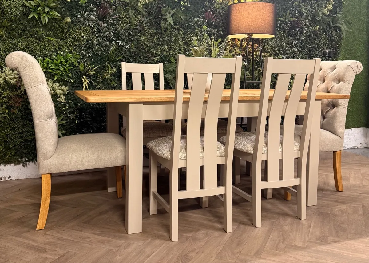 Extending oak kitchen/dining table & 6 chairs - Image 1