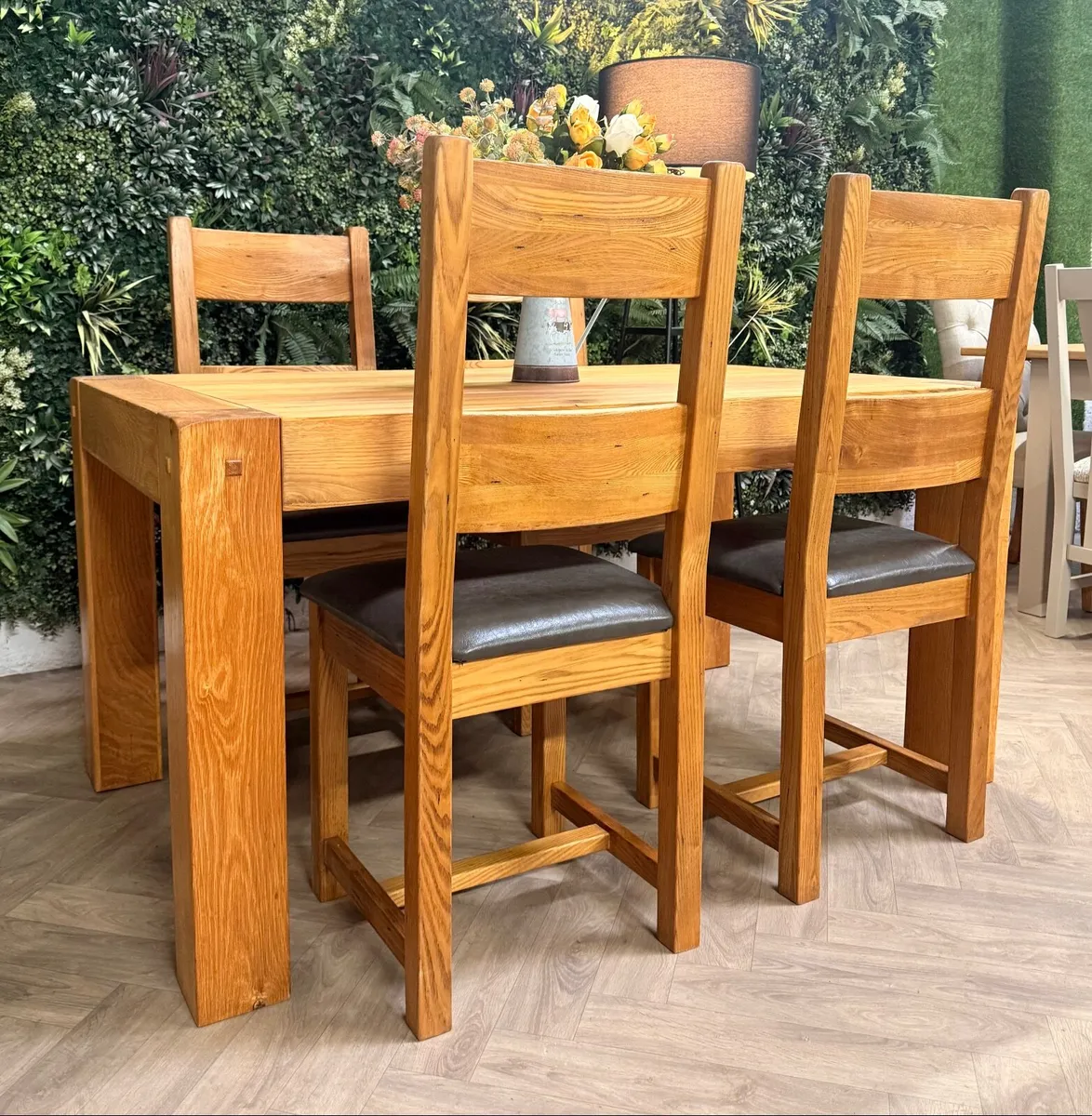 Solid oak kitchen/dining table & 4 chairs - Image 1