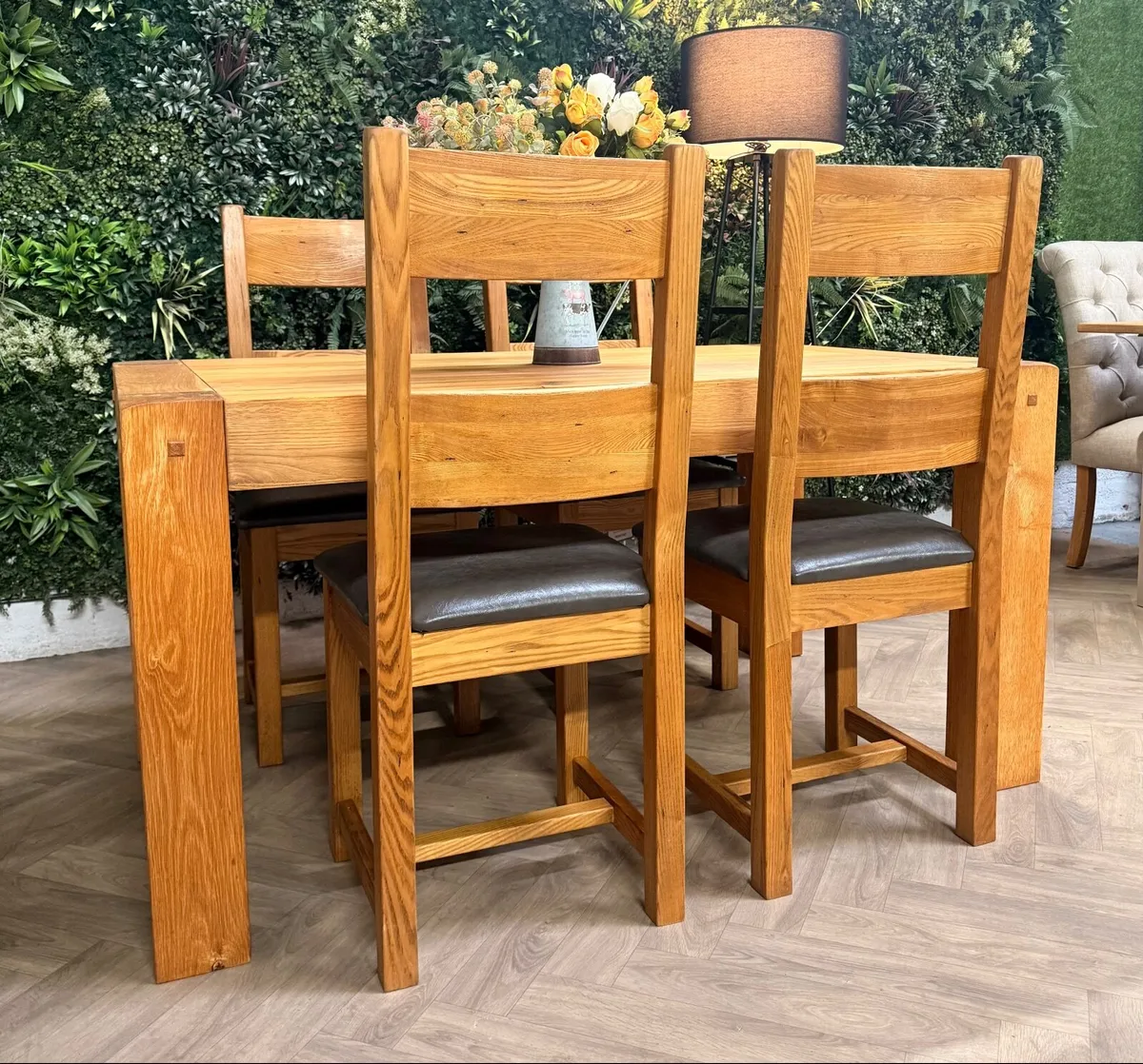 Solid oak kitchen/dining table & 4 chairs - Image 3