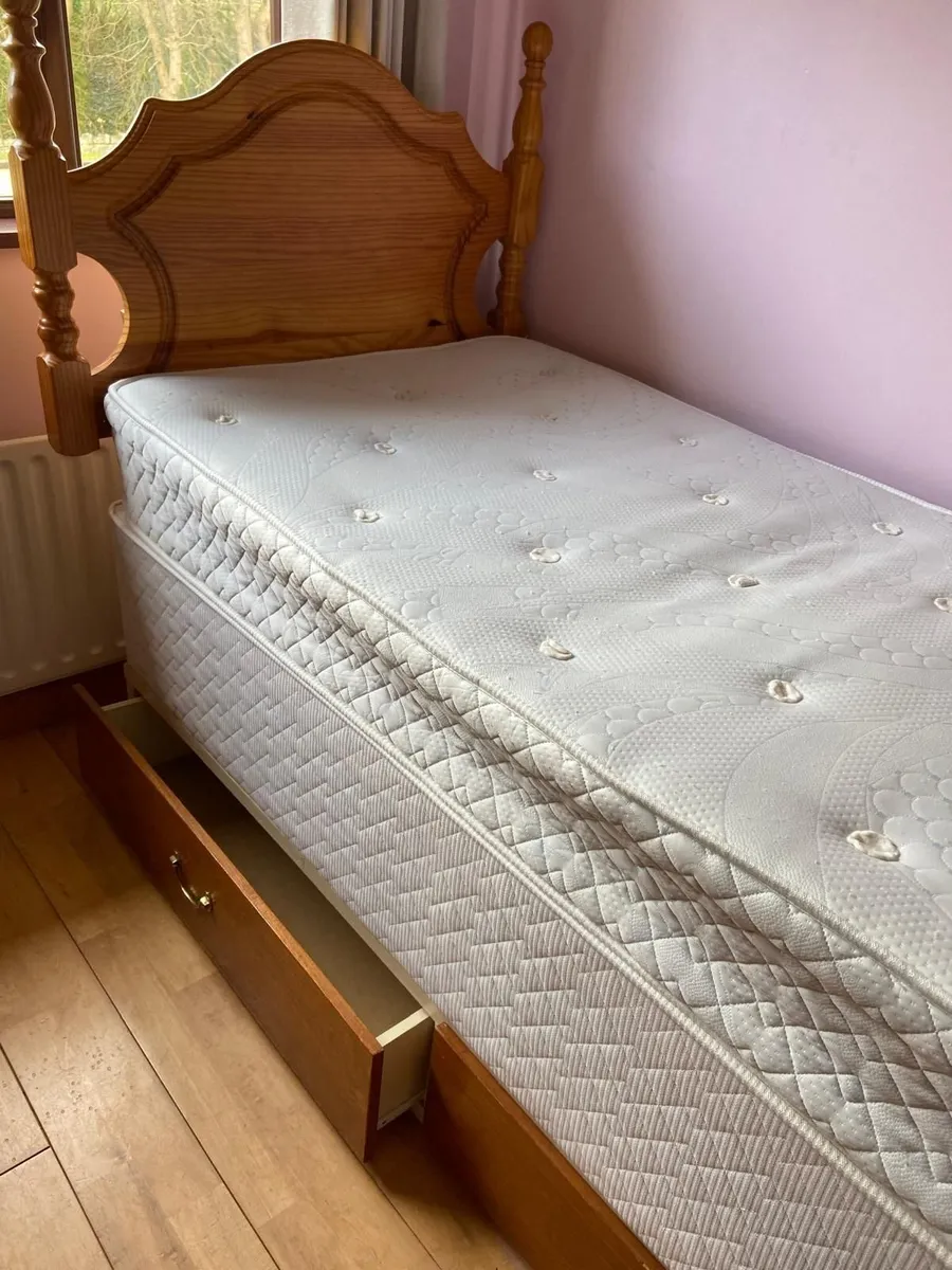 Bed frame, mattress and headboard - Image 1