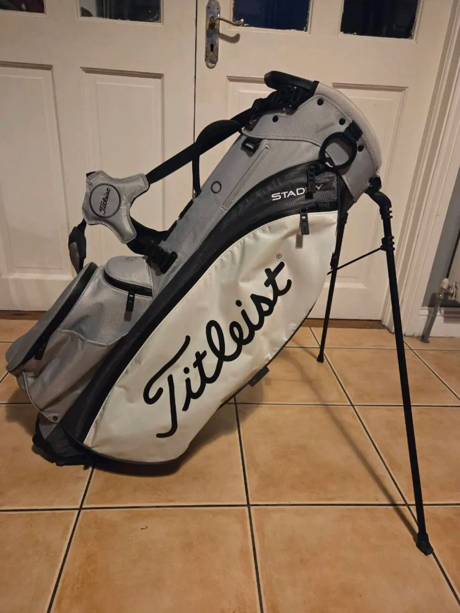 Titleist Players5 Stadry Carry Bag - Image 1