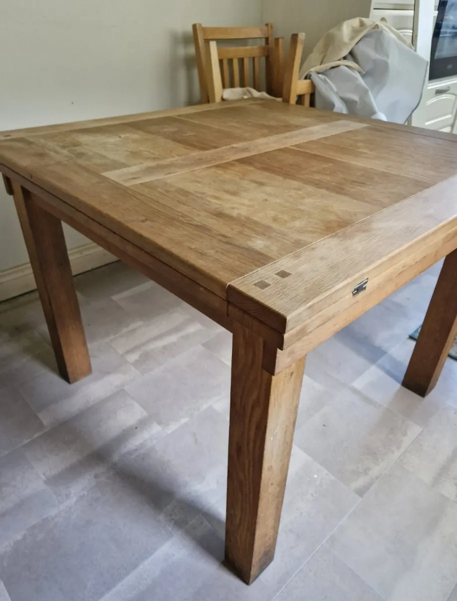 Table and chairs - Image 1