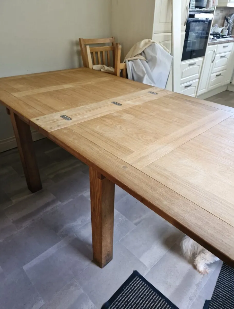 Table and chairs - Image 3