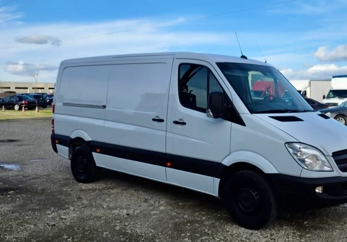 Man with a van - Image 2