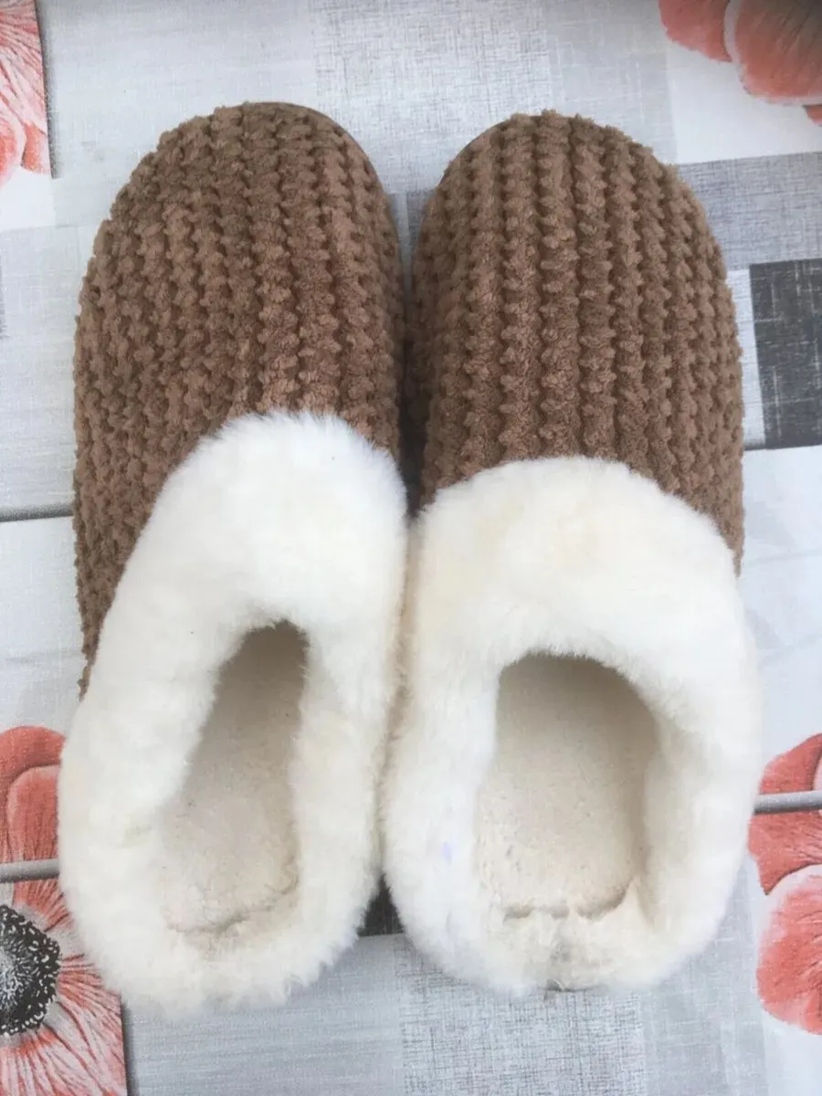 NEW Ladies Slippers, Size Medium 5-6, Fur lined - Image 1