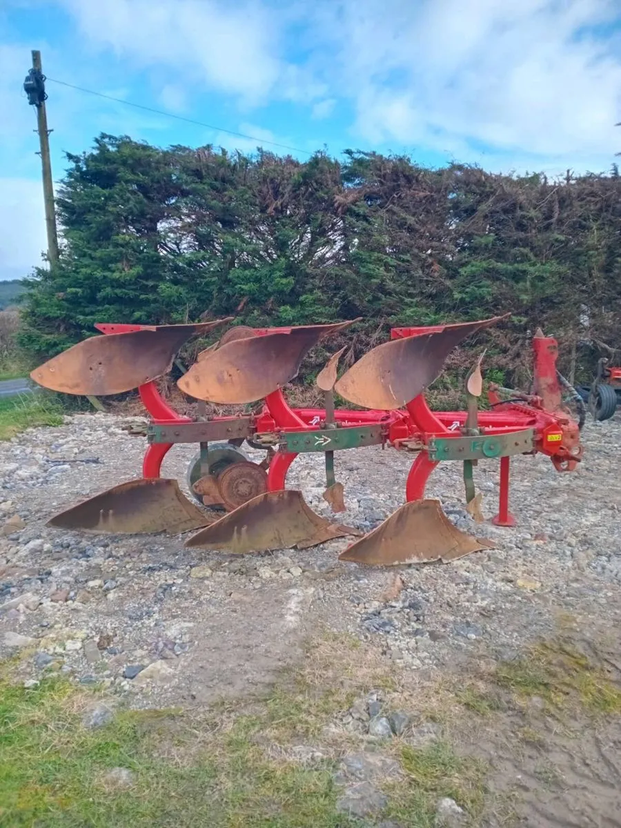 Kverneland 3 furrow reversible 16" plough - Image 1