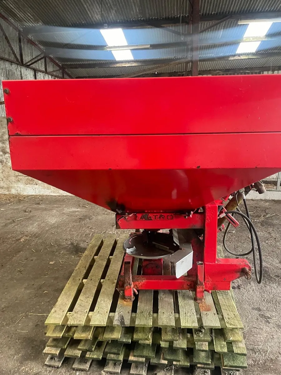 Fertiliser spreader - Image 1