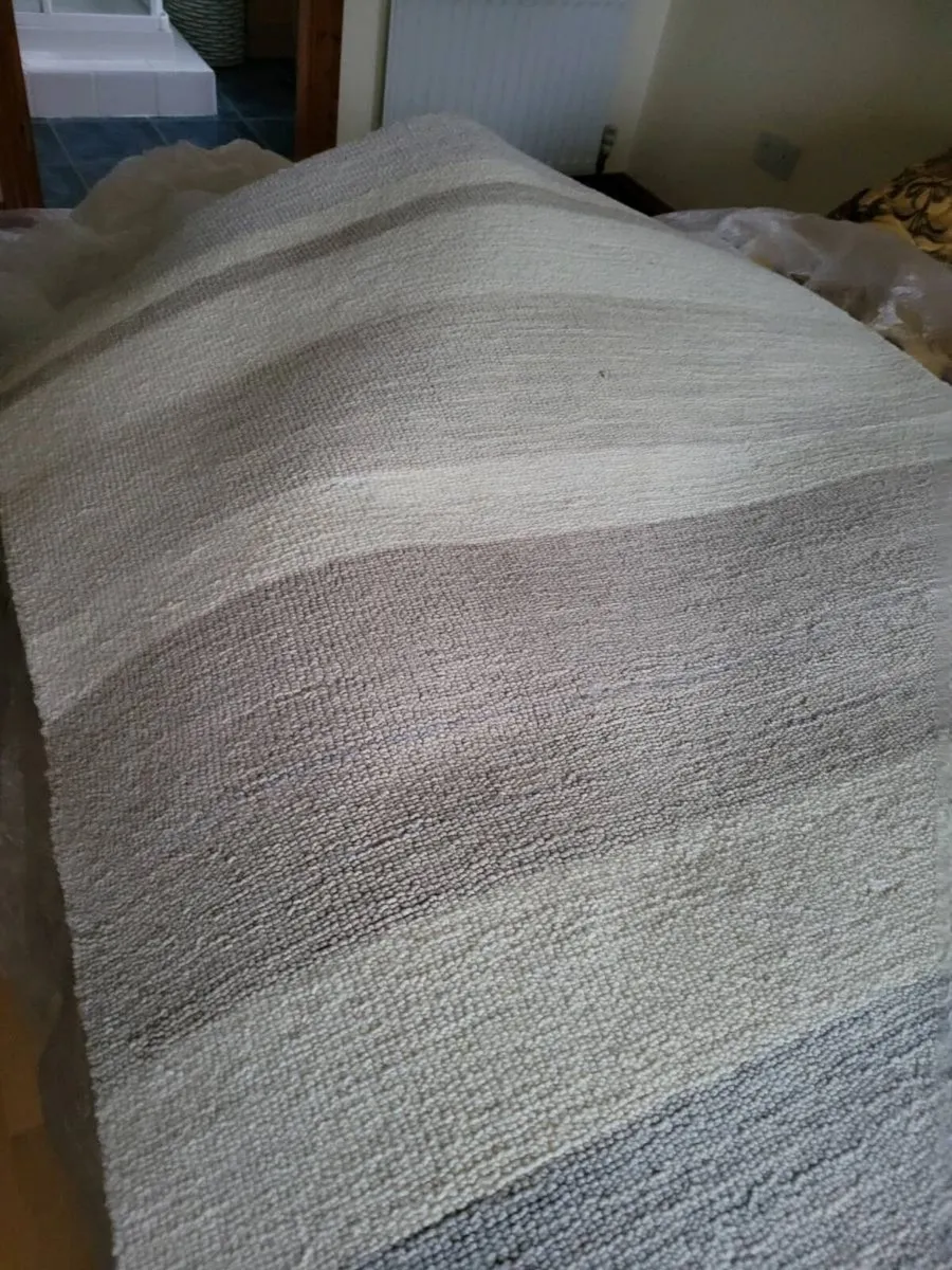 100% wool rug - Image 2