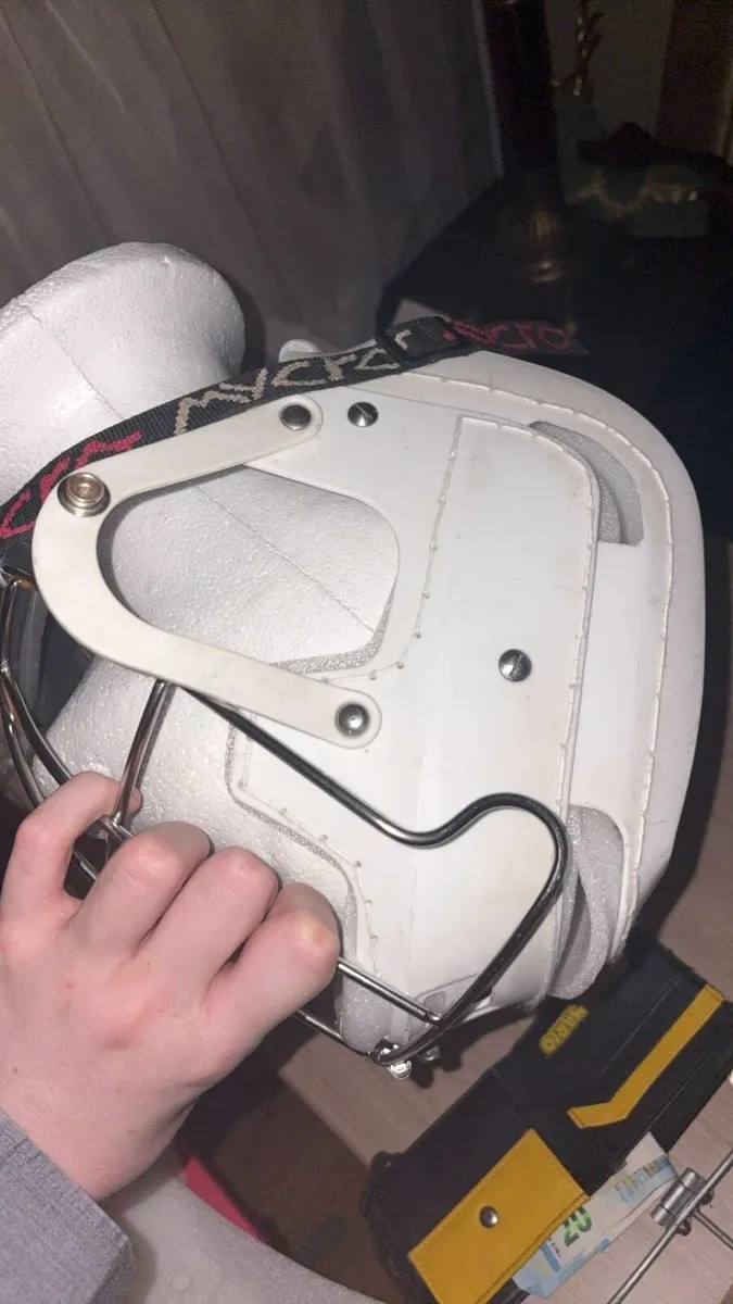 Hurling helmet - Image 3