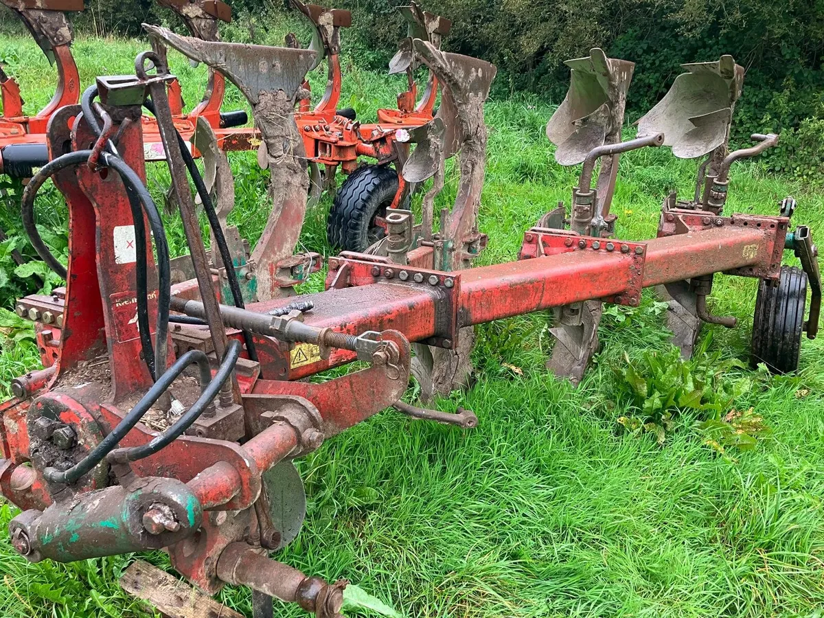 Kverneland 4 furrow reverseable - Image 1