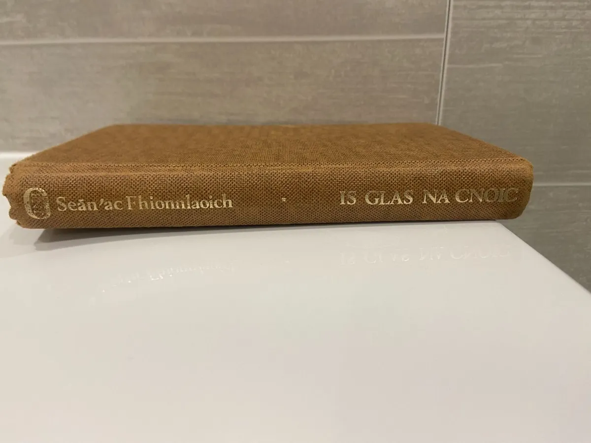 Is Glas Na Cnoic, by Seán 'Ac Fhionnlaoich (1977) - Image 1