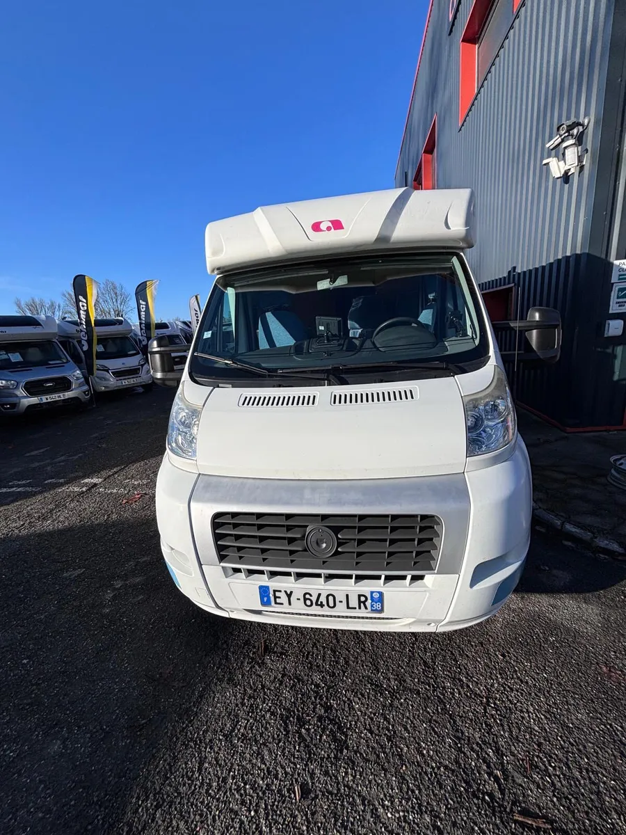 ADRIA CORAL 575  LO-PROFILE FIXED REAR BED 08 LHD - Image 3