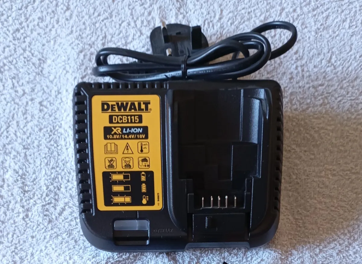 DeWalt dcb115 Charger