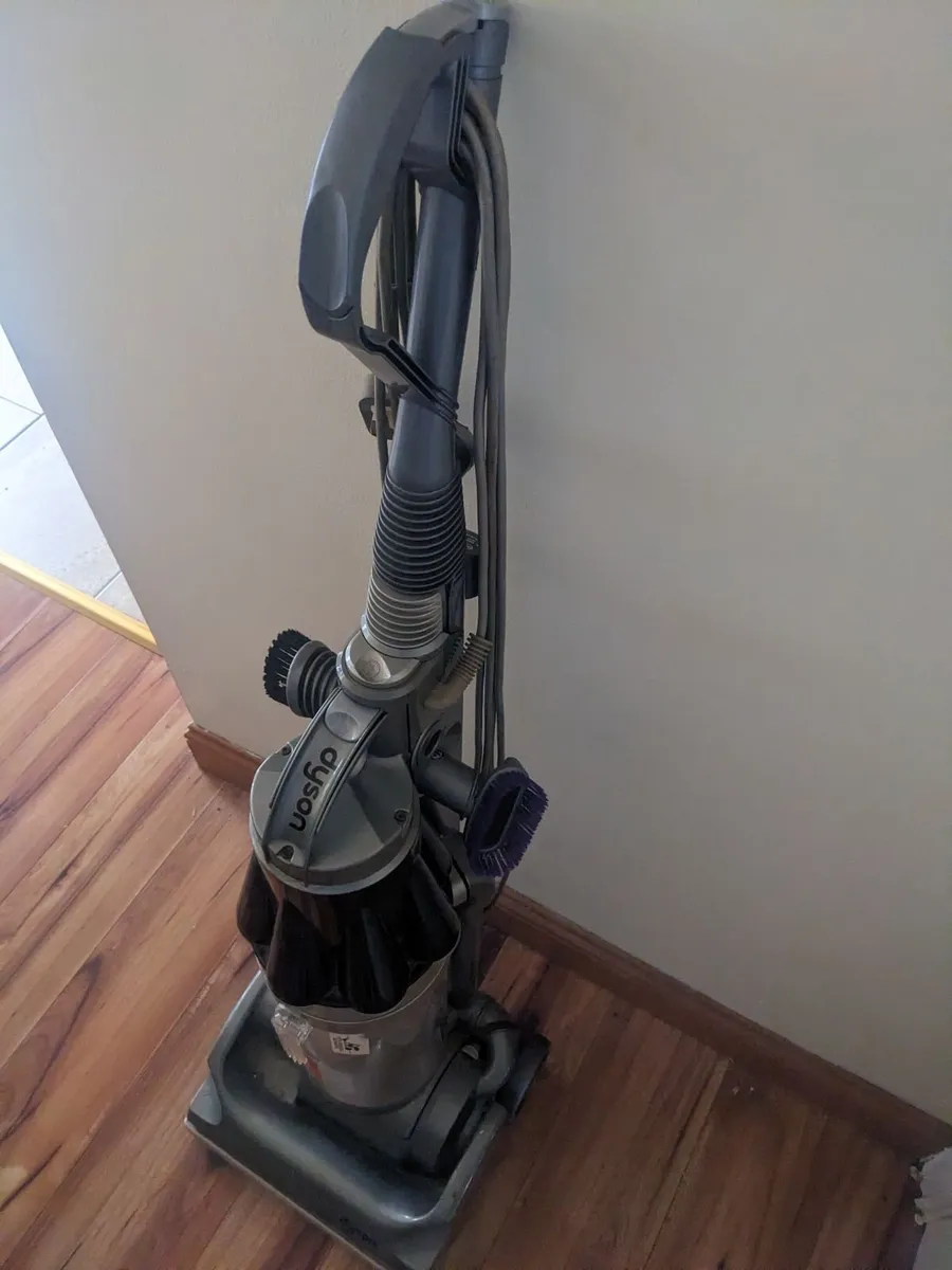 Dyson DC33 Vacuum Cleaner - Image 4