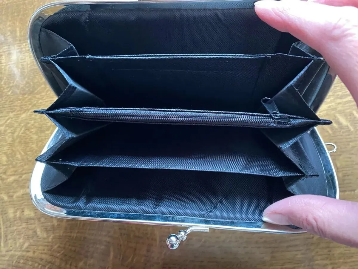 Beautiful Ladies Purse with clasp closing - Image 4