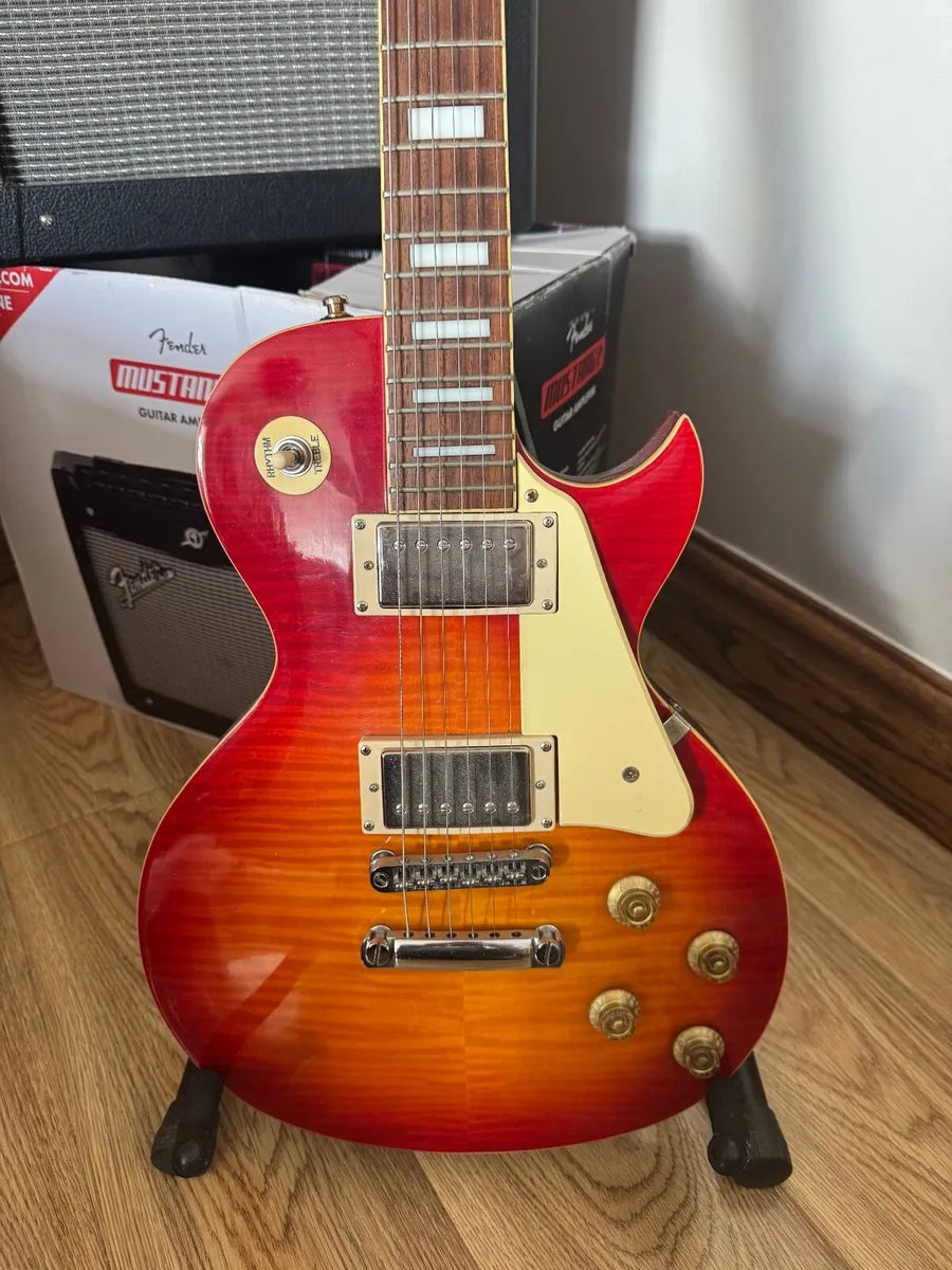 Electric guitar and amplifier - Image 1