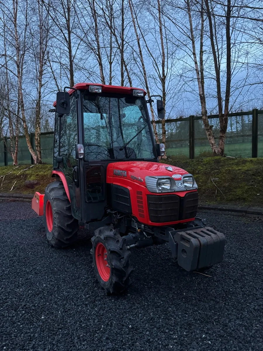Kubota B3030 compact tractor - Image 2