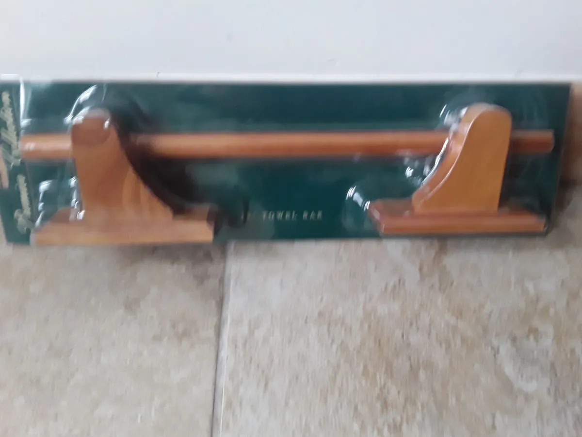 Brand new solid pine towel rack - Image 1