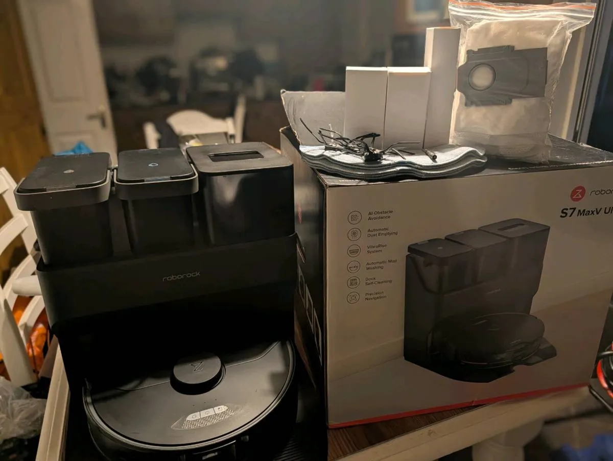 Roborock S7 MaxV Ultra - Full set with spares - Image 1