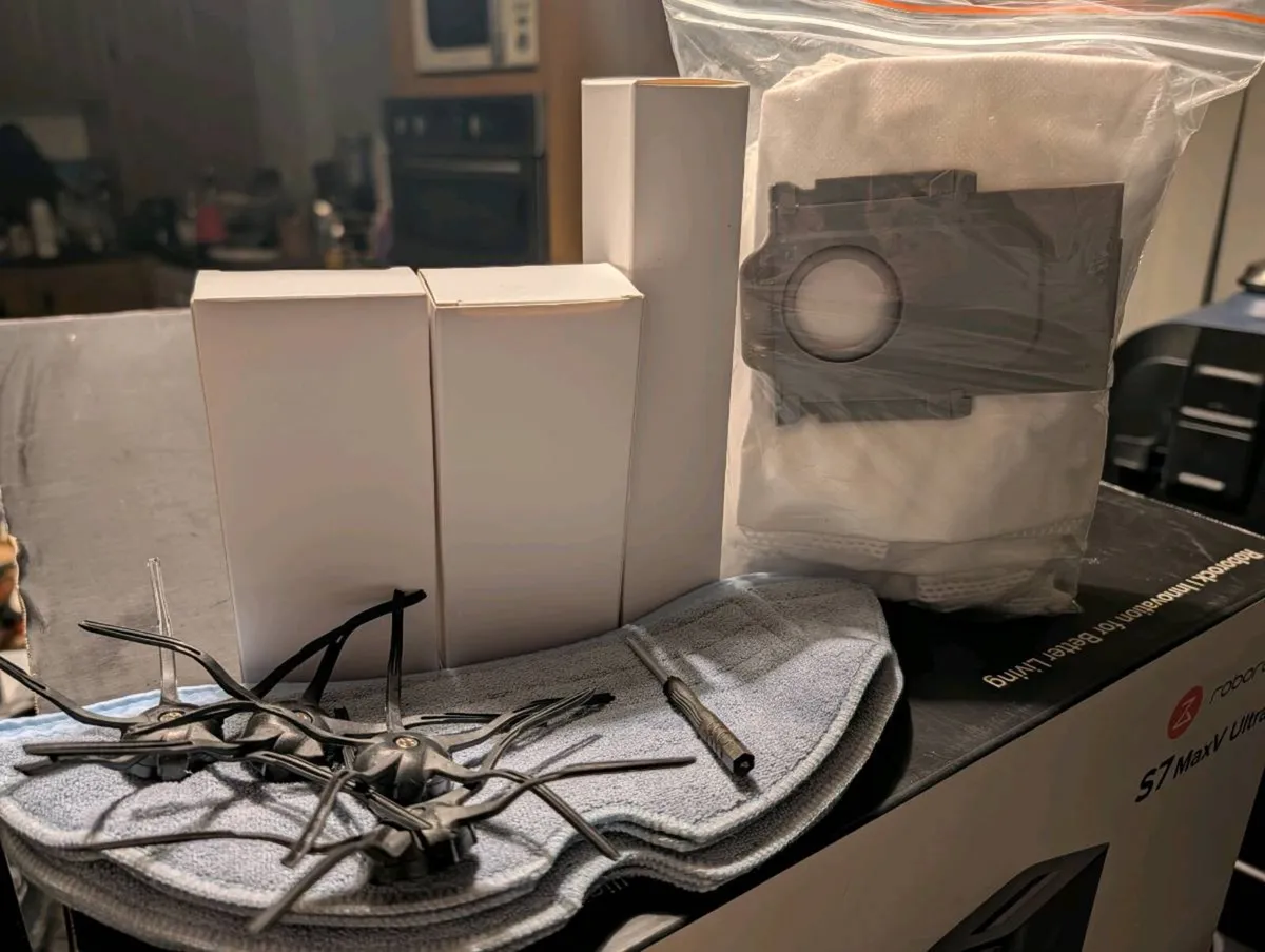 Roborock S7 MaxV Ultra - Full set with spares - Image 3