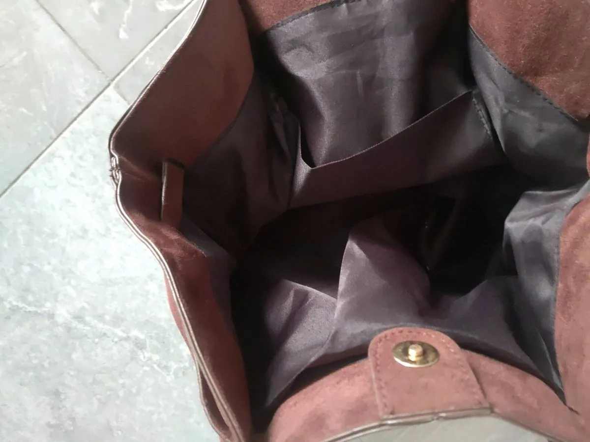 Chocolate colour hand bag suede looking new - Image 3