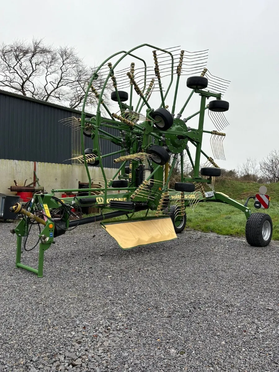 Krone 760 plus rake as new - Image 1
