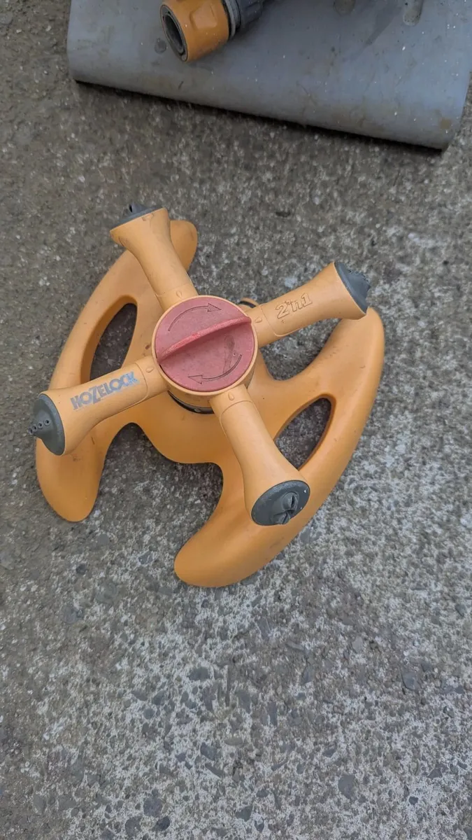 Garden hose with holder and attachment - Image 4